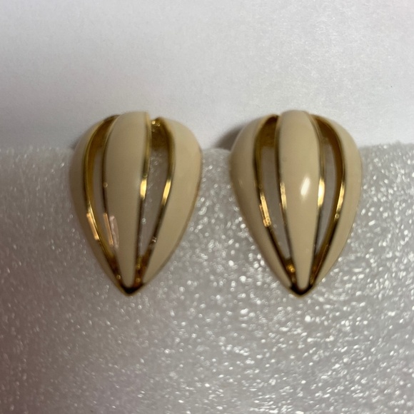 Vintage 1950's Tifari Earrings Cream Gold Tone Petal Drop Clip On 1 inch Jewelry - Picture 2 of 12